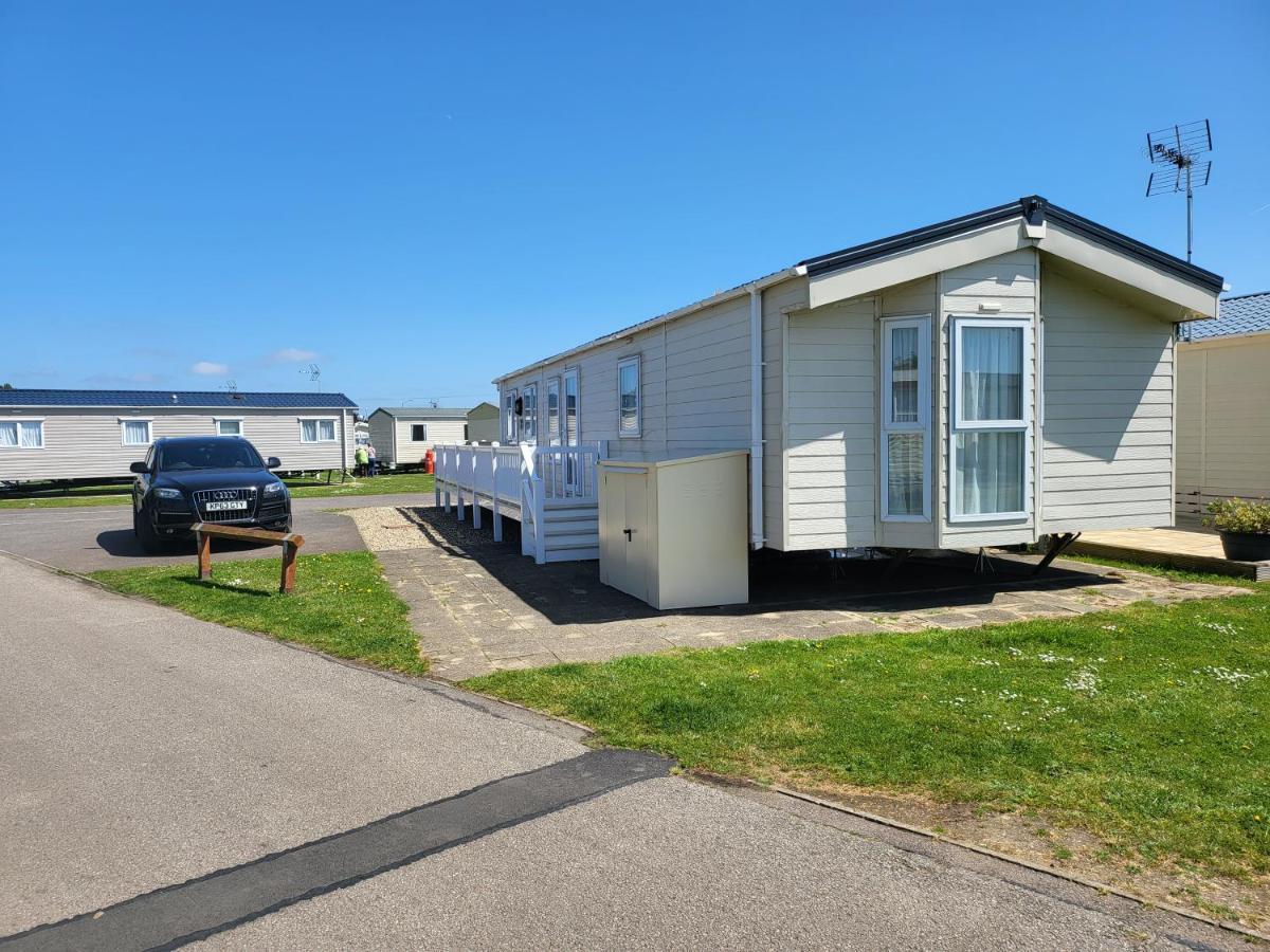 Remarkable 2-Bed Lodge In Clacton-On-Sea Exterior photo