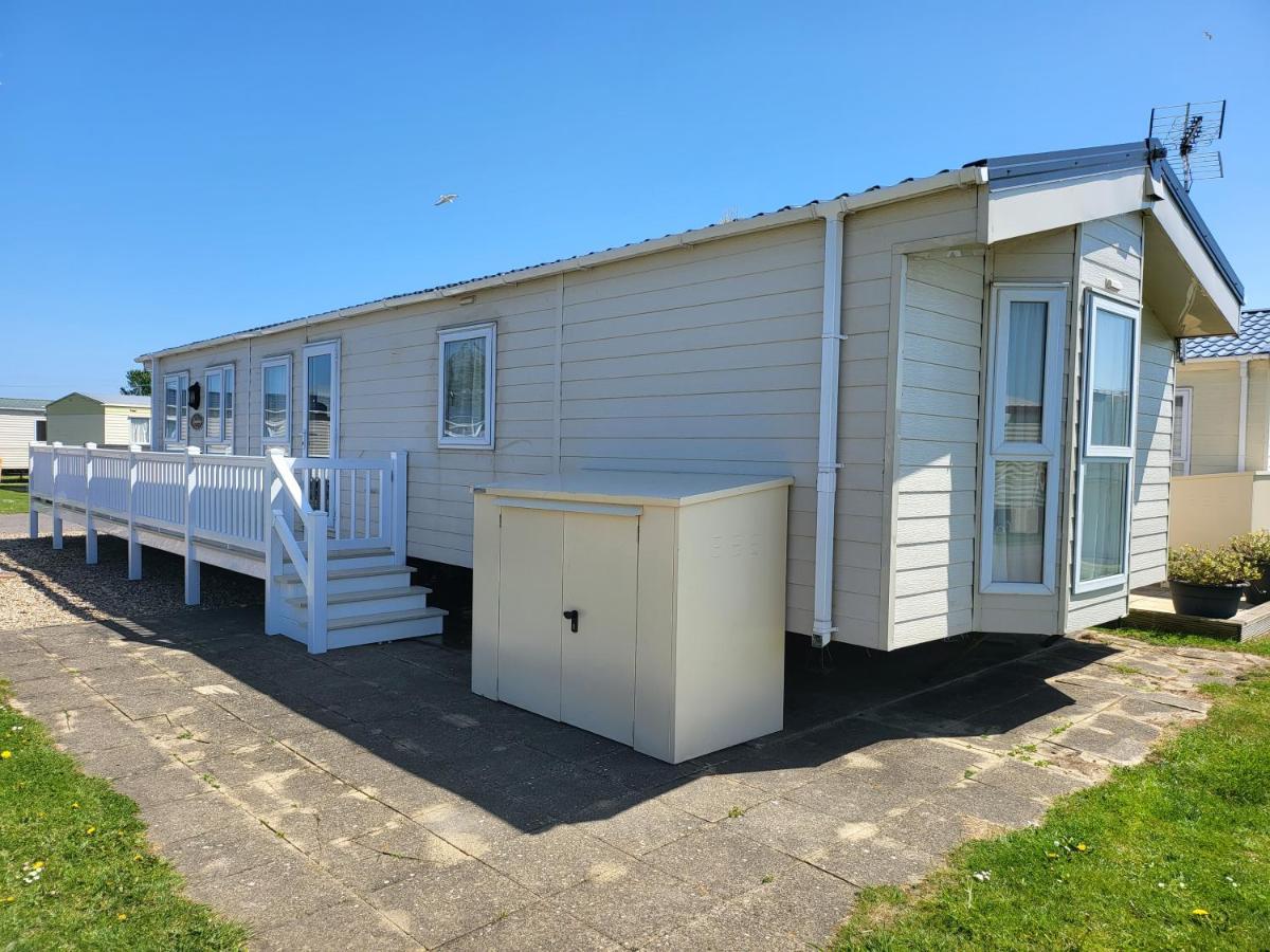Remarkable 2-Bed Lodge In Clacton-On-Sea Exterior photo